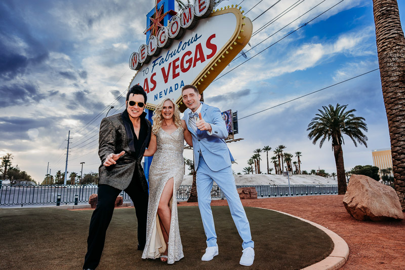 Brautpaar mit Elvis-Darsteller am Las Vegas Sign bei Sonnenuntergang – Sag Ja in Las Vegas