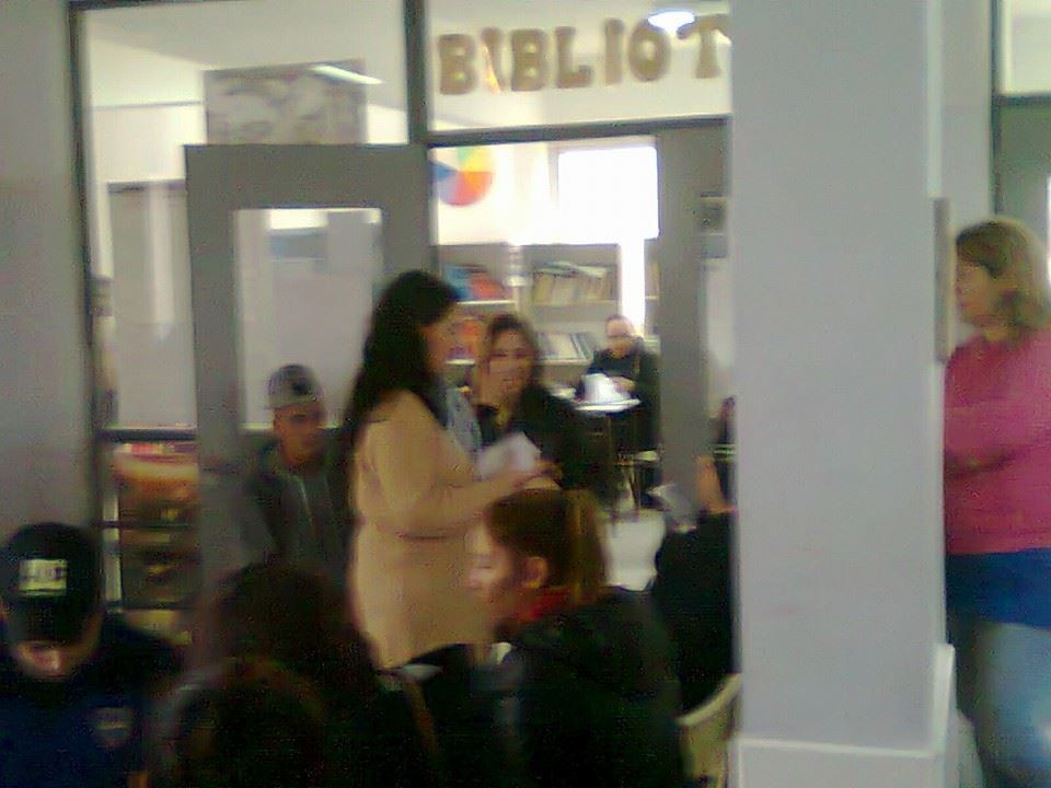 KARI HABLANDO CON LA GENTE