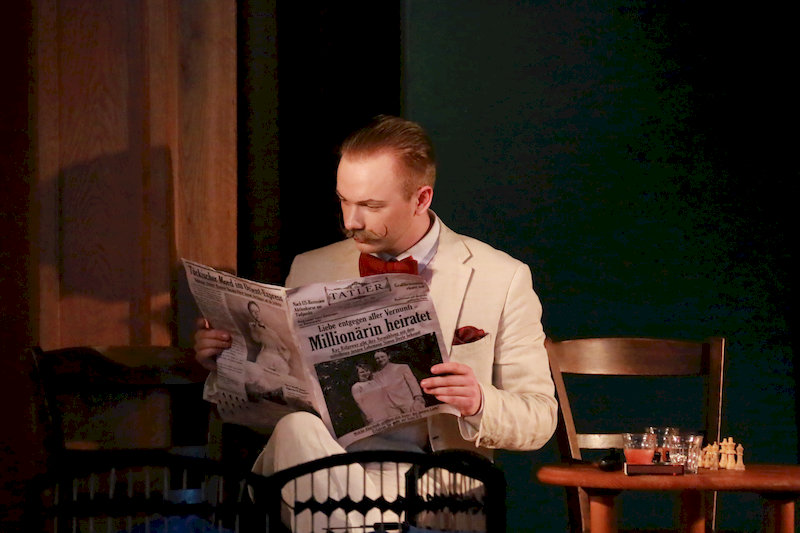 Hercules Poirot liest Zeiung