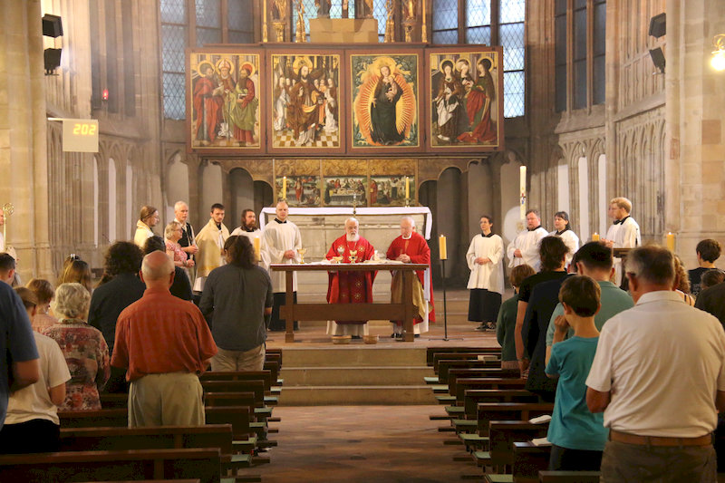 Blick in die Kirche, Bischof am Altar