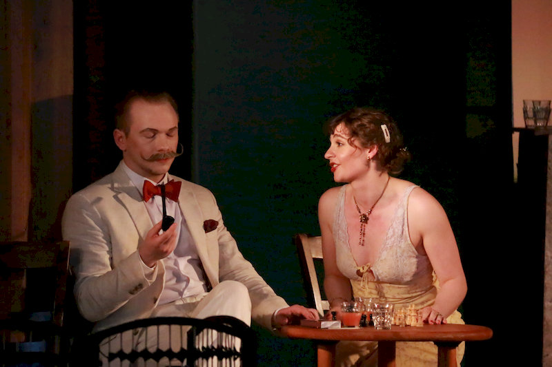 Poirot im Gespräch mit einer Gästin