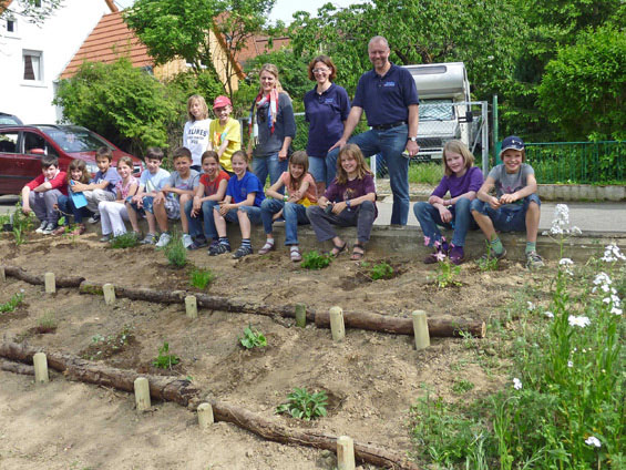 Nach getaner Arbeit ein Gruppenfoto der Helfer, die Kinder  der Schillerschule/Comenius AG mit Lehrerin Frau Längler, sowie A. Weinmann, M. Schmidt und M. Winterstein vom NABU Wiesloch