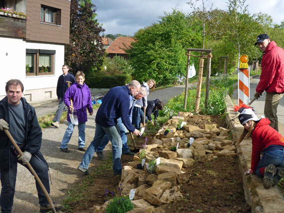 8. Oktober: die Mauer steht, das Pflanzen kann beginnen.