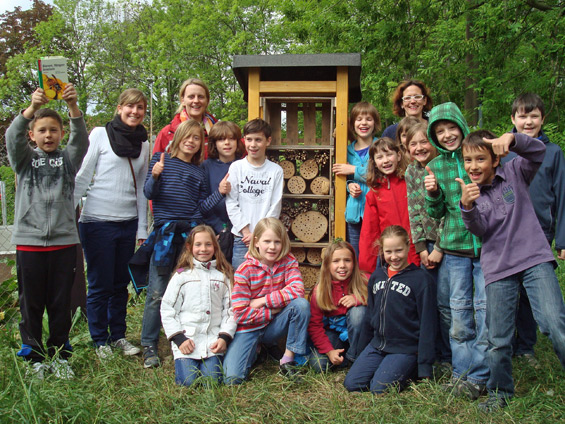 6. Mai 2011: Zum Abschluss ein Fototermin mit  den Kindern der Schillerschule, Comenius AG, ihrer Lehrerin Frau Längler und Anja Weinmann vom NABU Wiesloch.