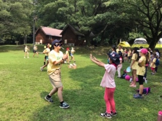 ゆで卵運びレース、早く早く!頑張って!