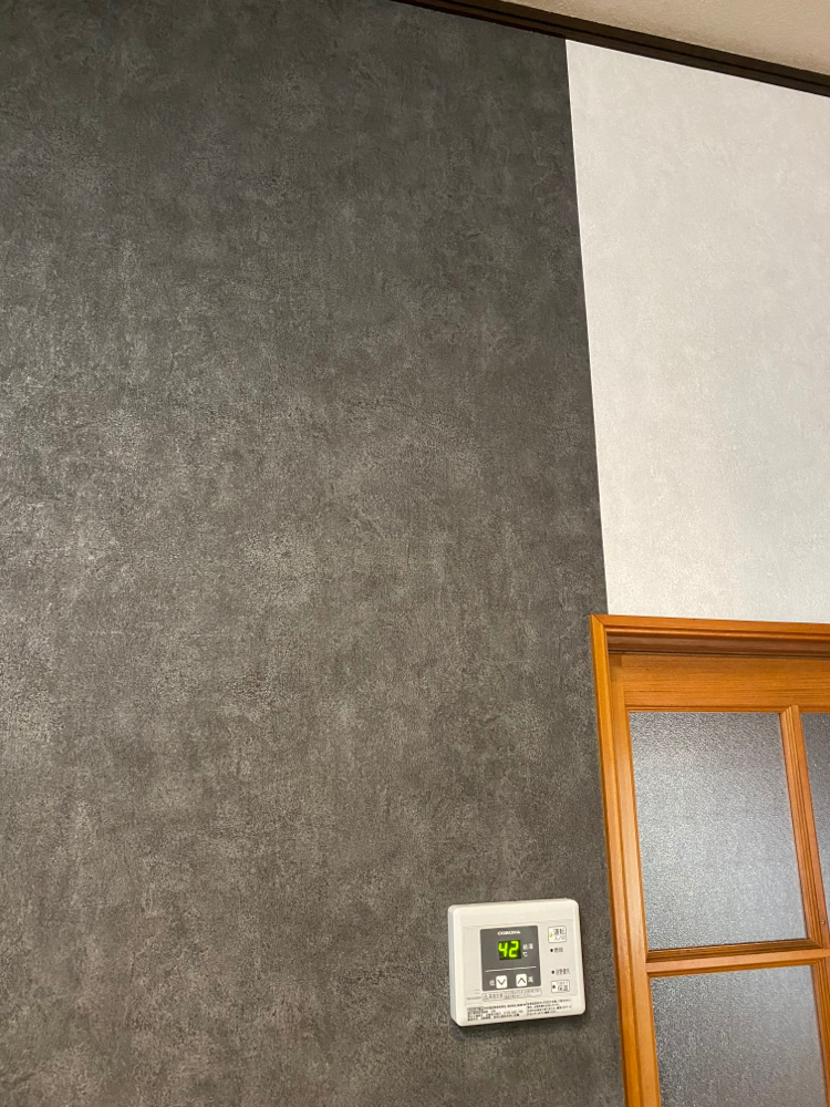 ダイニングとキッチンの境目。全部黒でも良かったかな?