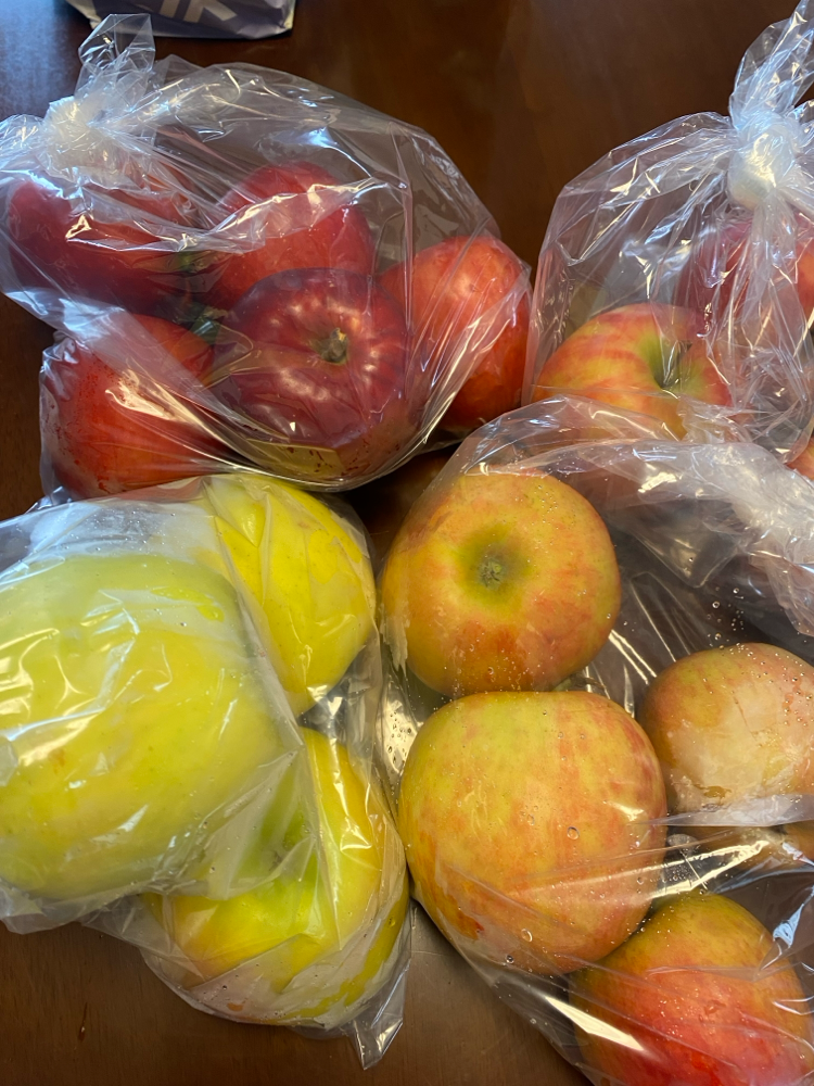 買ったりんご。人によっては1日に6個くらい食べるらしい。足りるかな？