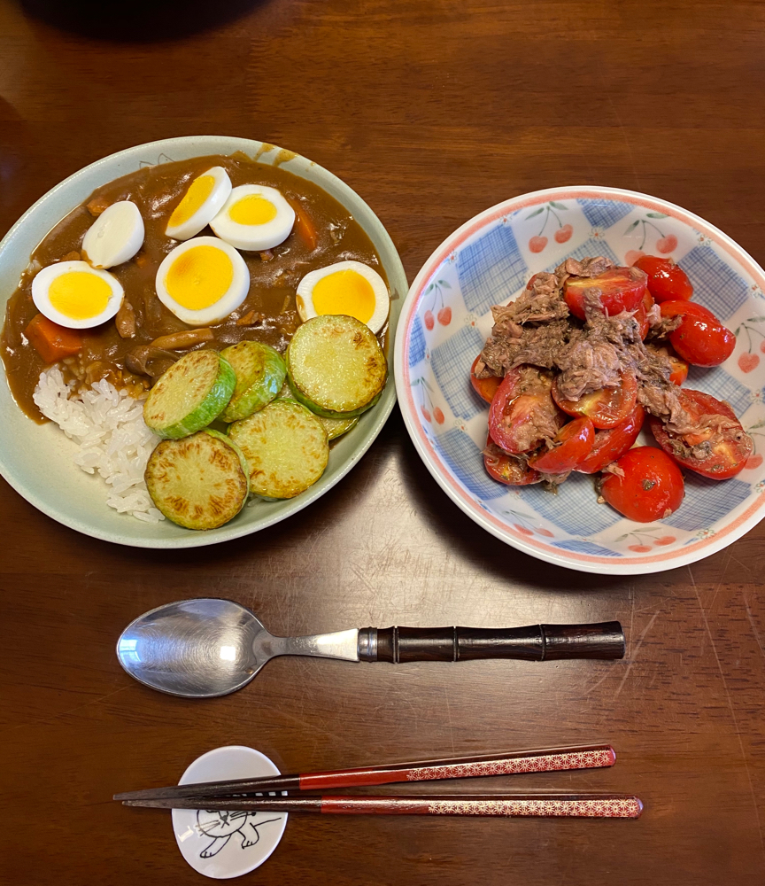 カレー。隣はトマトとツナのサラダ。バルサミコとオリーブ油で適当に作ったドレッシングで和えています‼︎