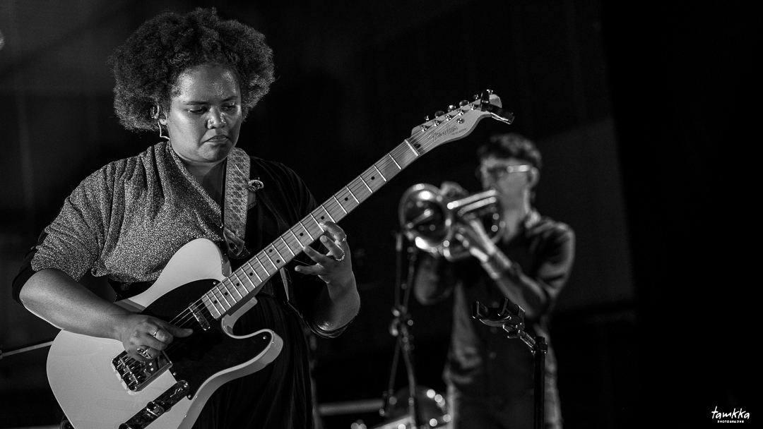 Rébecca M’Boungou, chant lead, clavier, kalimba, guitare; Kolinga, Festival Jazz360, vendredi 6 juin 2025, Camblanes-et-Meynac. ©-tamkkaphoto