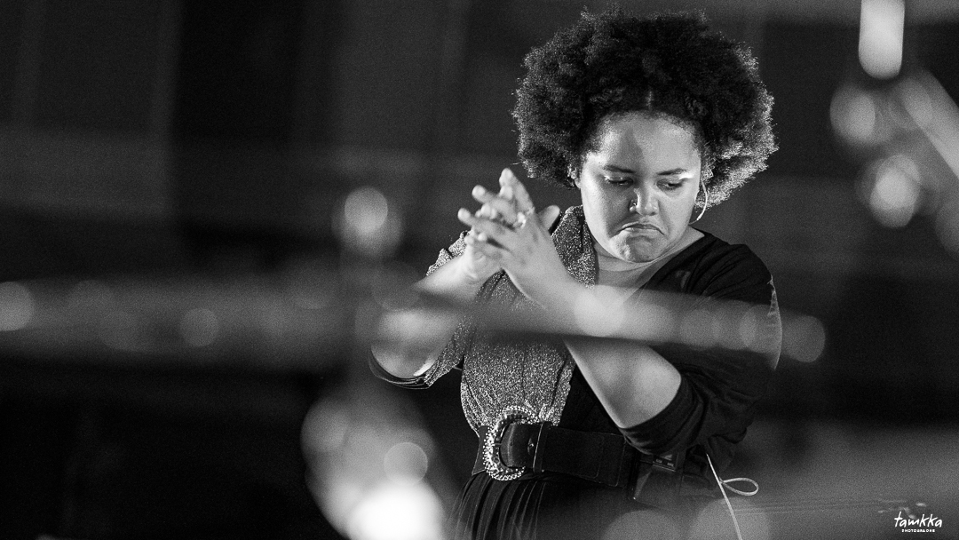 Rébecca M’Boungou, chant lead, clavier, kalimba, guitare; Kolinga, Festival Jazz360, vendredi 6 juin 2025, Camblanes-et-Meynac. ©-tamkkaphoto