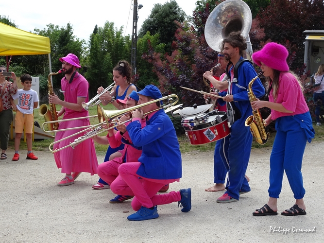 Le Festival Jazz360 2025 accueille Pierres & fils, fanfare fantasque & distinguée. Dimanche 15 juin 2025, Quinsac, Festival Jazz360. © Philippe Desmond