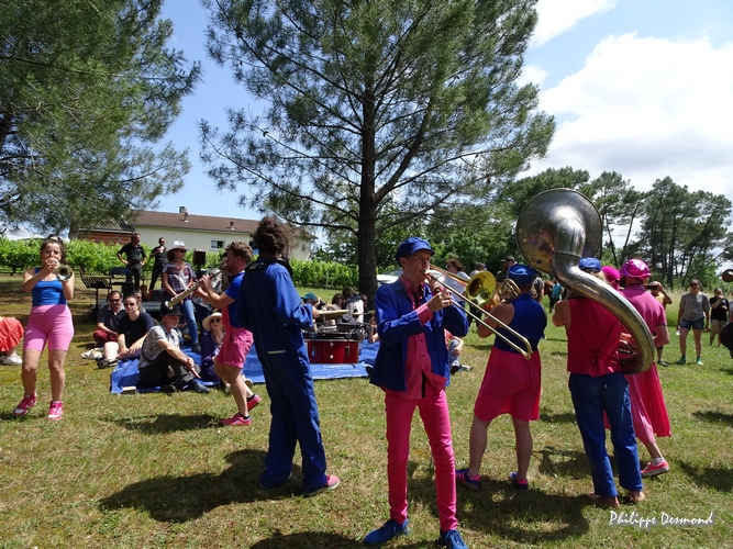 Le Festival Jazz360 2025 accueille Pierres & fils, fanfare fantasque & distinguée. Dimanche 15 juin 2025, Quinsac, Festival Jazz360. © Philippe Desmond