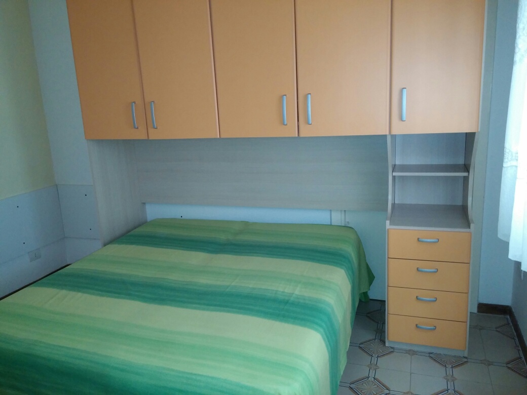Camera da letto matrimoniale con parete attrezzata