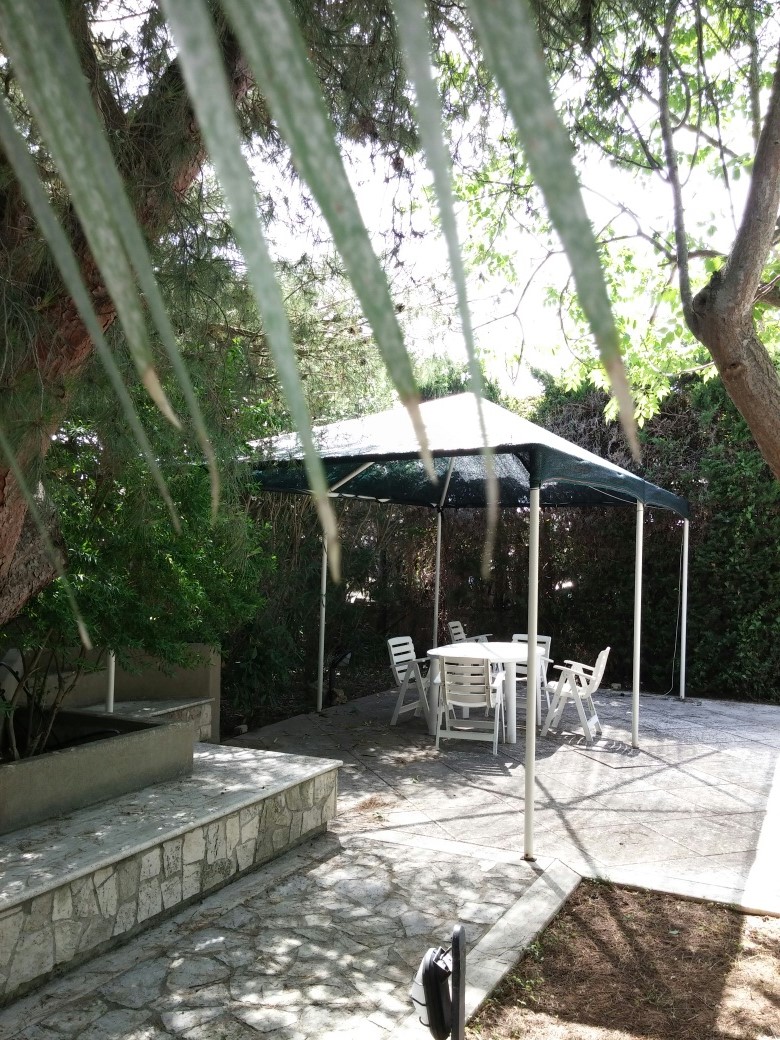 Gazebo in giardino con tavoli  e sedie