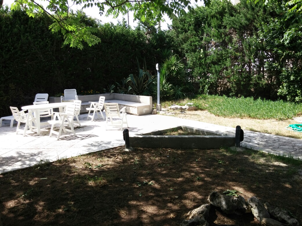 Giardino con doccia esterna per quando si rientra dal mare