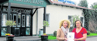 Sabine Schlechter (l.) freut sich über die Ehrung durch NABU-Regionalgruppenleiterin Kathrin Räsch. Foto: uz