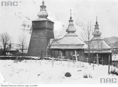 Maciejowa - drewniana cerkiew Opieki Bogarodzicy Widok ogólny cerkwi i fragmentu cmentarza zimą (lata 1918-1935)