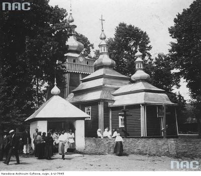 Wysowa - cerkiew św. Michała Archanioła w Wysowej. Widok ogólny drewnianej cerkwi od strony bramy.(lata1918-1939)