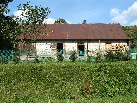 Tradycyjna zagroda jednobudynkowa. Budynek wykorzystywany współcześnie do celów gospodarczych, Zawadka. Stan na 2008 rok.