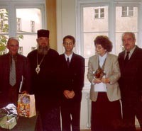 fot. Piotr Gerent (w środku) z prof. prof. Janem Kęsikiem, władyką Jeremiaszem, Teresą Kulak, Rościsławem Żerelikiem