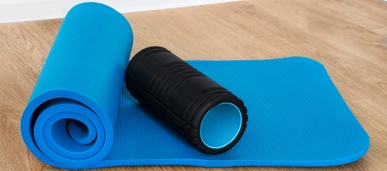 Eine Faszienrolle für die Faszienfitness auf der Yogamatte, Faszien Training
