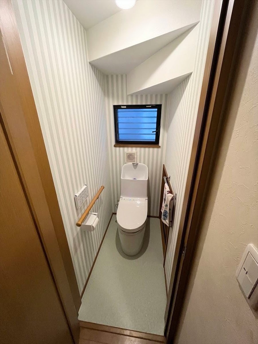 1階と2階で色を変えて気分転換ができるトイレ空間へ