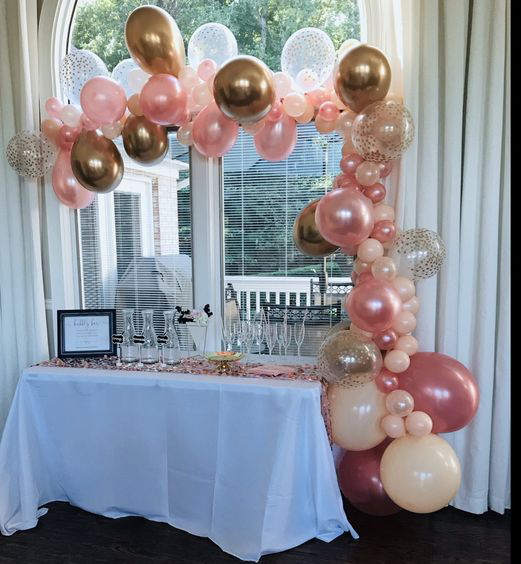 arreglo de globos para baby shower en casa