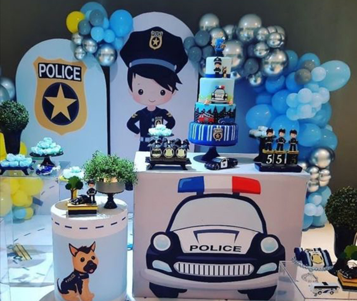 Cómo Decorar una Fiesta Temática de Policía Inolvidable