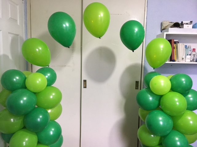 como hacer un arco de globos con helio