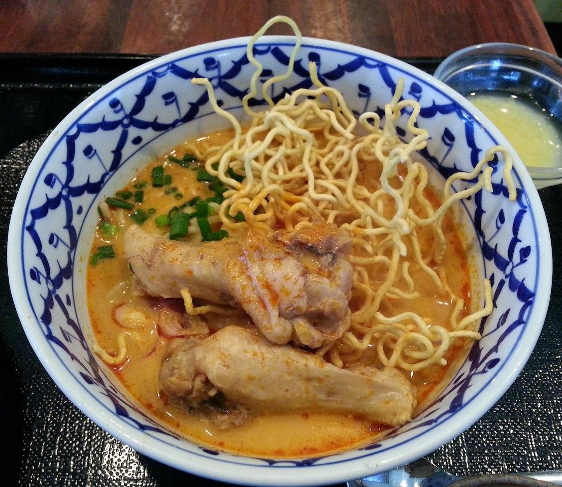 タイ風カレー麺、カオソーイでつ。全く辛くないのに頭皮から流れる汗…。　【2014年11月27日】