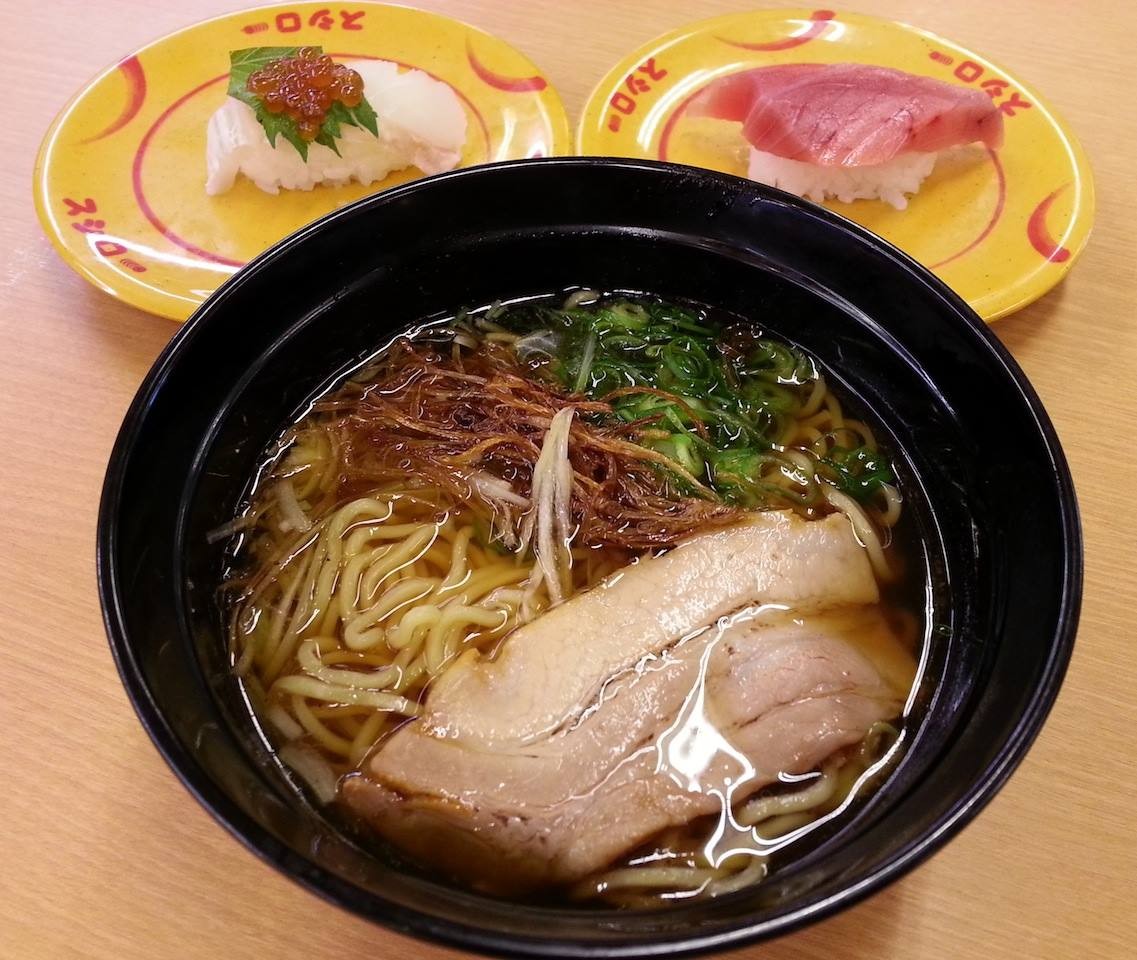 遂にスシローにもラーメン登場！　出汁入り鶏がら醤油味で２８０円！　味はマルちゃんの正麺醤油味レベルですた…。まぁ、スシに専念すてくれ給え！　【2014年4月1日】