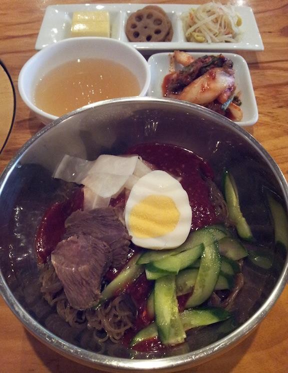 冬場のビビン冷麺、どうやらチェリーさんの代りにソロンタンとかに入っている干涸びた牛肉のよう。　【2012年11月12日】