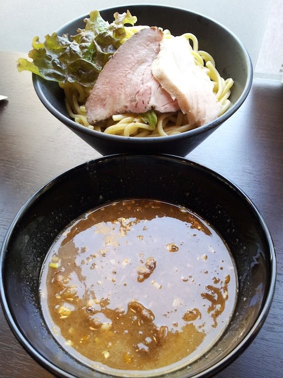 先週代々木にオープンした『麺屋 萬/YOROZU』の上つけ麺でつ。共産党本部ビルのそばにあり、以前は『陳麻家』という担々麺専門店ですたな。昼はつけ麺のみなので、ラーメン派のおではもう行かないと思うが、つけ麺好きにはおすすめかも。　【2012年7月9日】※閉店