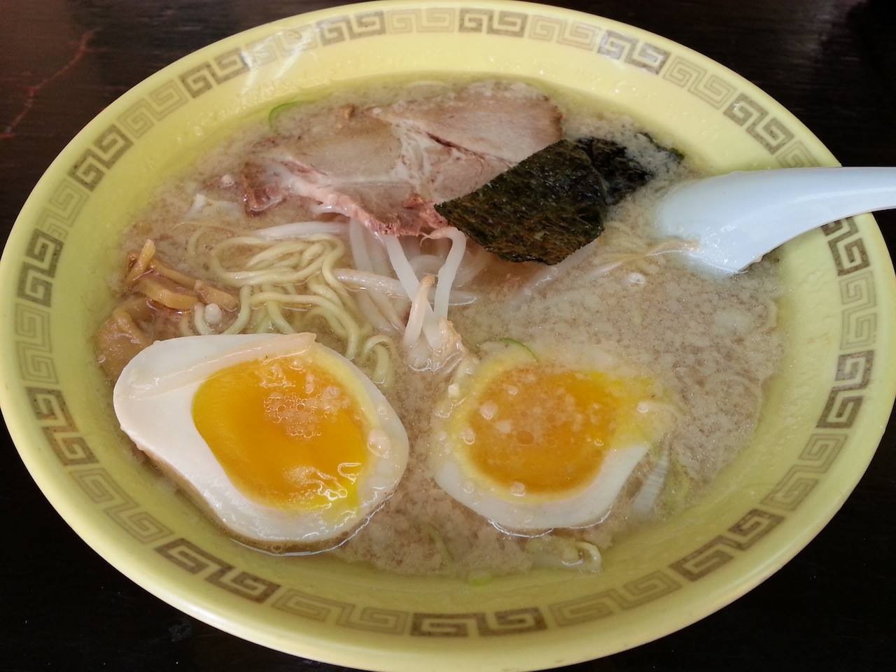 中華そばひびきが臨時休業だったので、江川亭で味付玉子麺。久しぶりにプースーを残す。　【2014年10月25日】