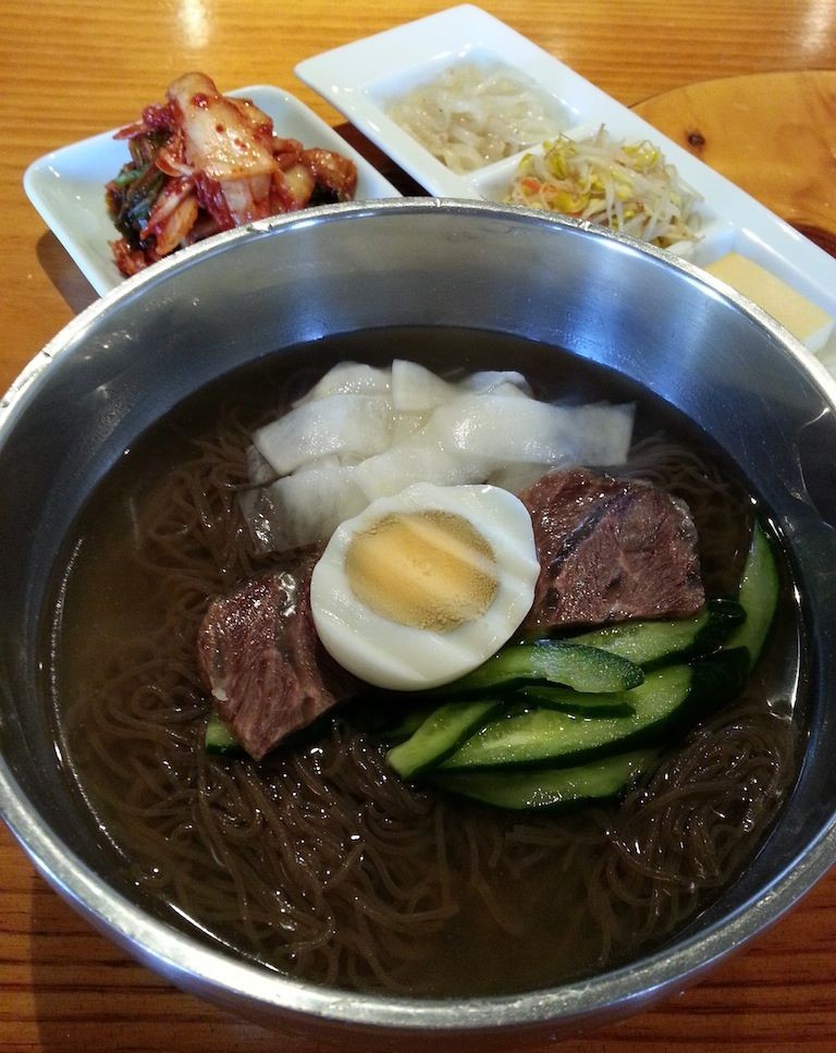 ポカポカ陽気につき、水冷麺ニダ。缶詰チェリーについては、あくまでもオンシーズンまでは乗せん！　という短店の方針のようでつね…意固地。あはは。　【2014年3月24日】