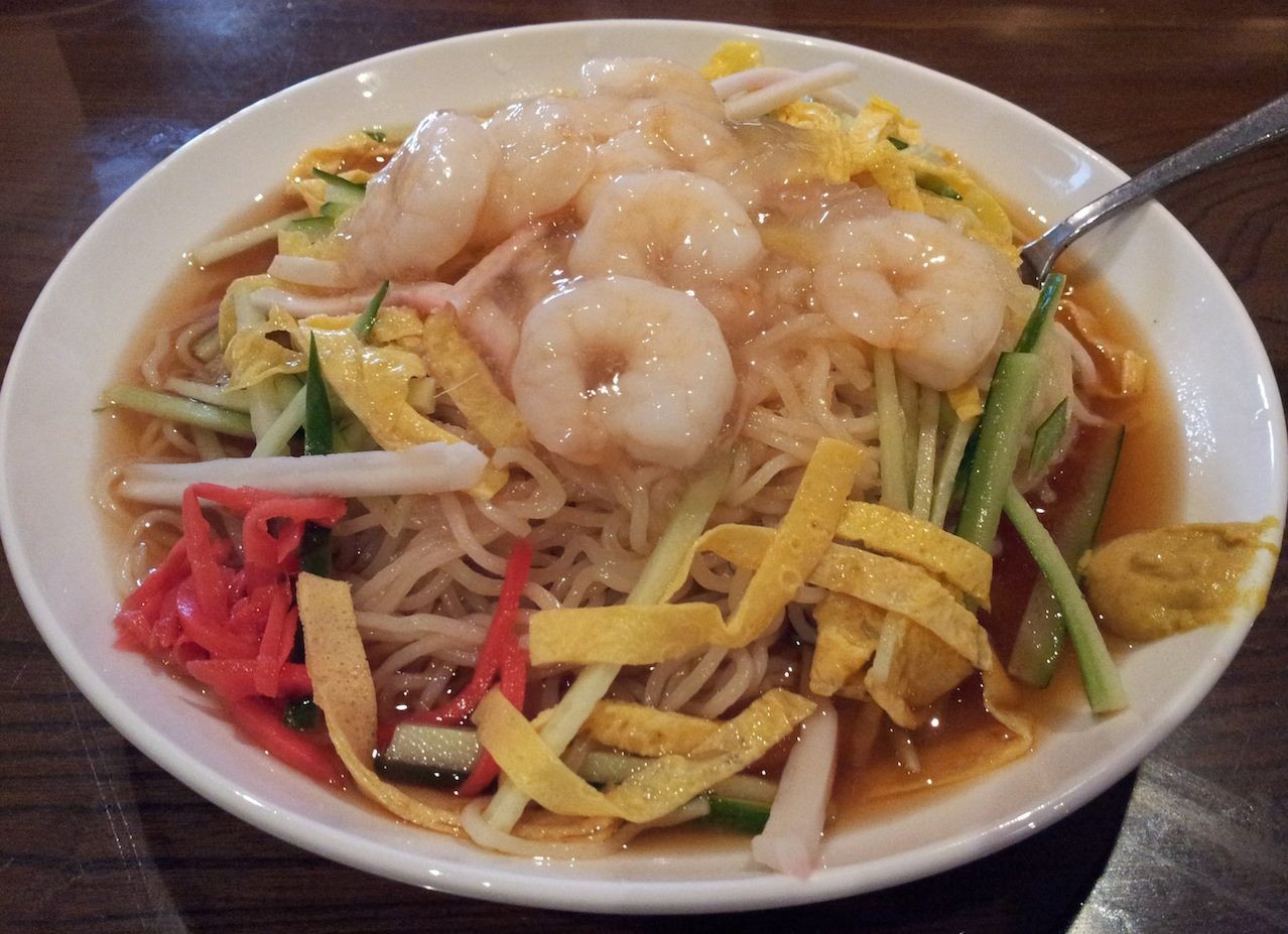 ROBERT`S という変てこな名前の中華料理屋のエビ冷麺でつ。あんかけまみれのエビ、暖かいでやんの。味は、リピートすないレベルですた。　【2013年8月27日】