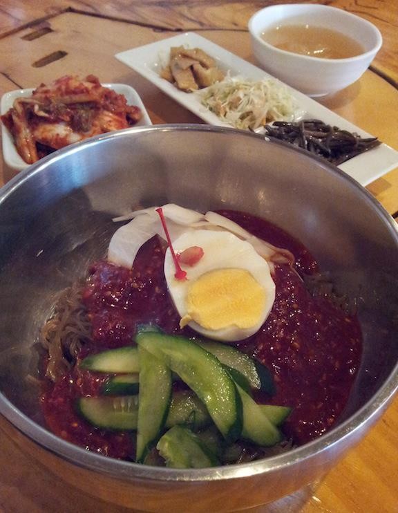 今日も懲りずにビビン冷麺だぜぇ～ニダ。チェリーを先に喰ってやったぜぇ～ニダ。ワイルドだろうニダ、だぜぇ～スミダ！　【2012年9月12日】