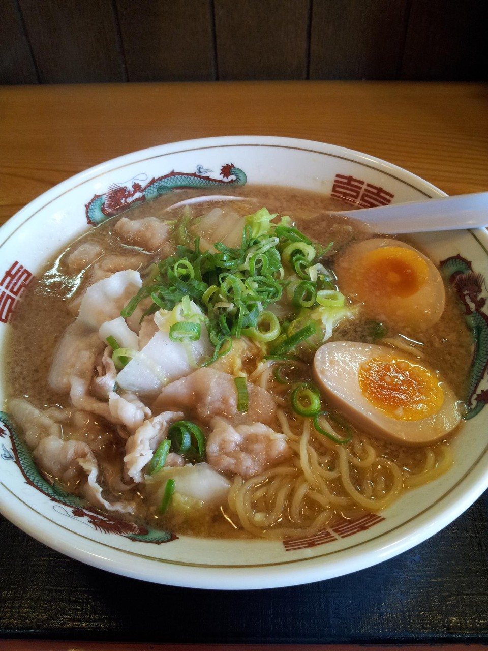 サーフィンすた後は、きんせいの坦々麺より、あじへいのらーめんのほうが美味しいはずよ、とコーチの長谷川女史に教えていただいたので、あじへいらーめんにすた。豚ばら肉と白菜が入っているあたり、神座（かむくら）っぽいでつね。 　【2012年8月11日】