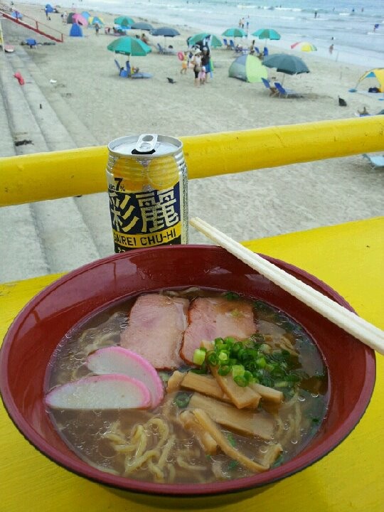 海の家、イエローハウスの最下位メニューのラーメンだぉ。意外と見た目よりウマ～ですた。てことは、六位以上は、すんげぇ～旨いのかなぁ？ 　【2012年8月10日】