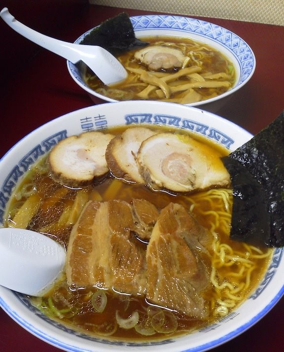 今日は、妻と地元ムサコの『まんぼう亭』に来たよぉ～。手前がミックスラーメン、奥がラーメン、お肉はシェアしたよぉ。　【2011年11月3日】※閉店