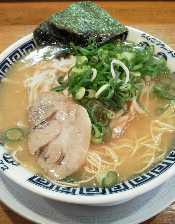 代々木の博多長浜とんこつラーメン御天（ごてん）のもやしラーメン。この極細麺、おでは好きでつ。卓上の辛し高菜をぶち込み、頭皮から吹き出る汗！　【2012年5月24日】