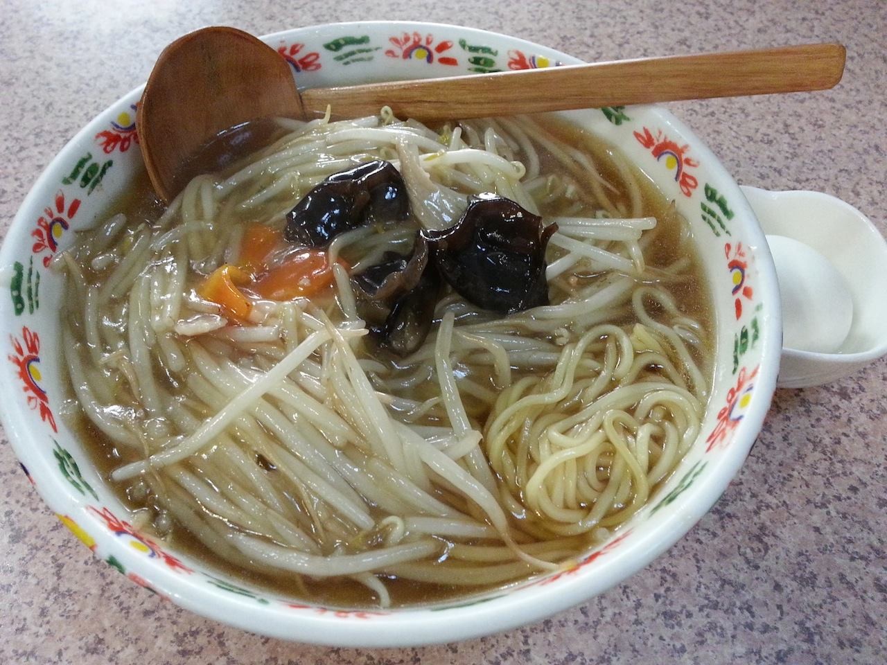 初めて入った北参道の中華料理店で、もやしメン。めんでも麺でもなく、カタカナで もやしメン…。もやし男かよっ！　味は昭和テイストでフツー。　【2014年4月11日】