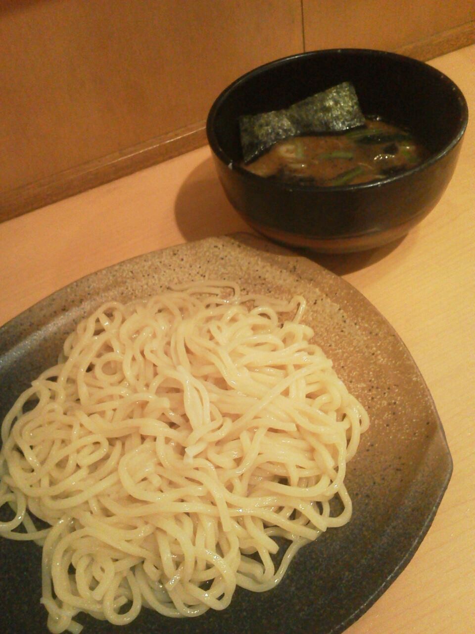 つけ麺が一番人気の店に行ってもフツーの醤油ラーメンを頼み、両隣の通ぶったラヲタに不愉快そうに睨まれるおでが、なんでつけ麺！　和風梅味、新発売という貼り紙を見て、フツーのラーメンと思い込んでしまったでつよ。一昨日夜の背脂に続き二連敗ちう。　【2012年5月2日】