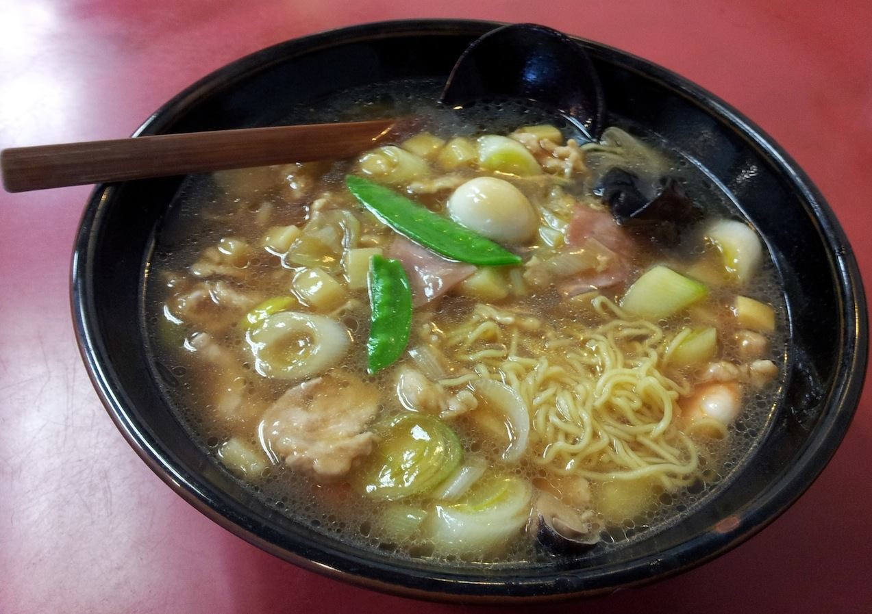 先週金曜日の初麺、広東麺があまりにも貧相な見た目だったので、代々木の山水樓でお口直し。これぞ広東麺というカンジでつが、長ネギの量が半端なく入っているので、嫌いな人は気を失うかもでつ。w　【2014年1月6日】