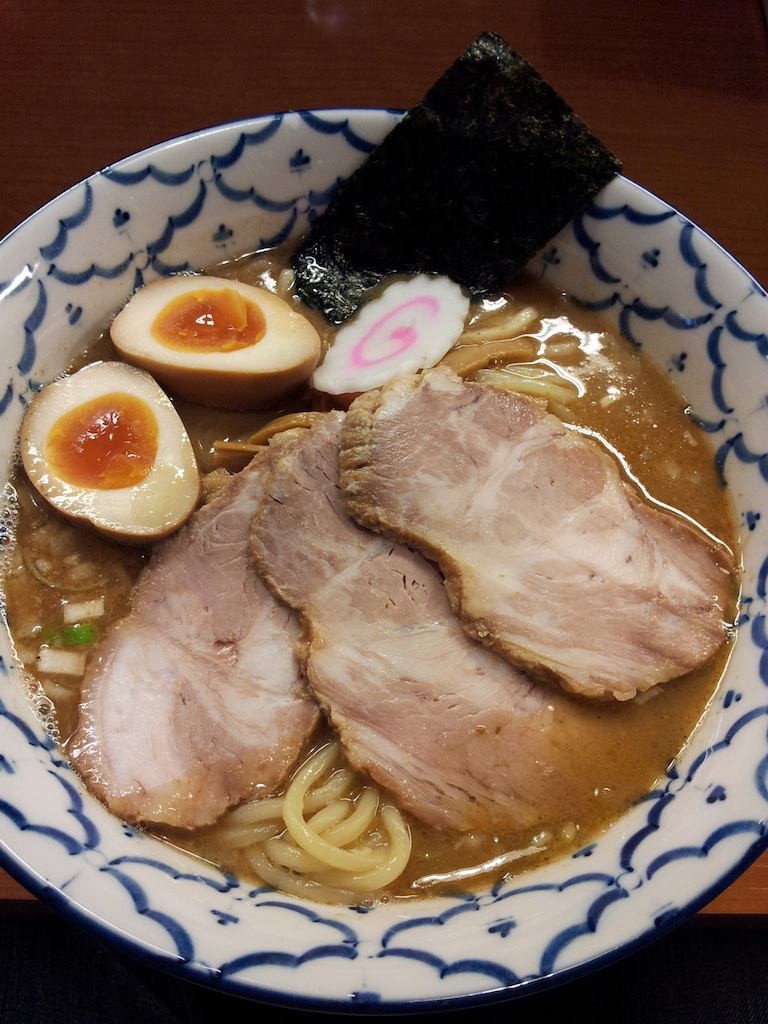 久しぶりに麺恋処いそじのマル得中華そばでつよ。代々木のラーメンランキングで、ここと１、２位を競っていた七重の味の店めじろが、先週で閉店したそうでつ。おでは、めじろ派だったので残念でつ。　【2013年5月16日】