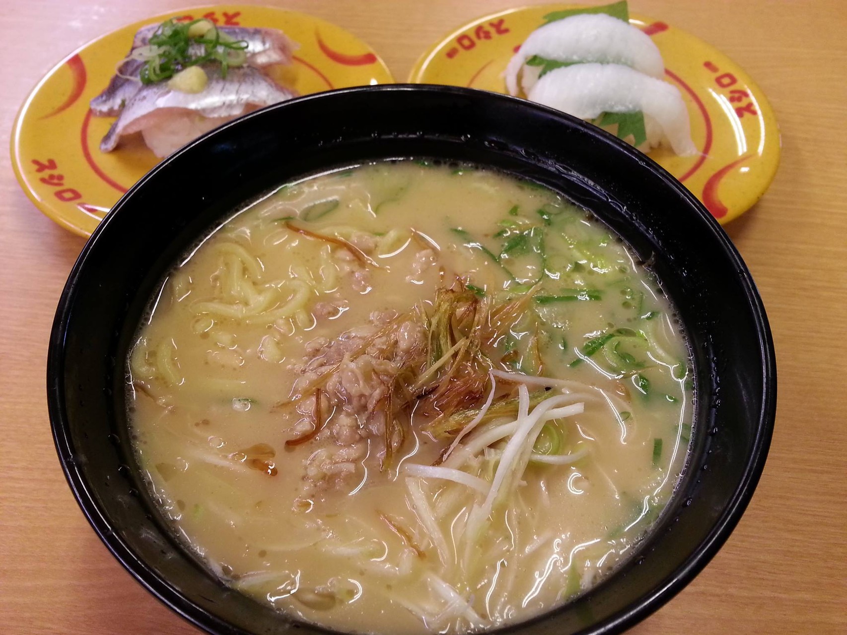 朝スシローで朝ラー。鶏そぼろ入り西京味噌ラーメン。フツーの味でつ。　【2014年7月13日】