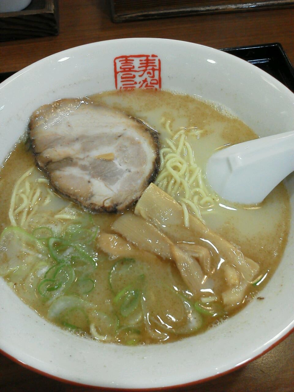 生まれて初めて寿がきやの白ラーメンを食べたでつよぉ。意外と、うまぁ～でつね。　【2012年3月10日】