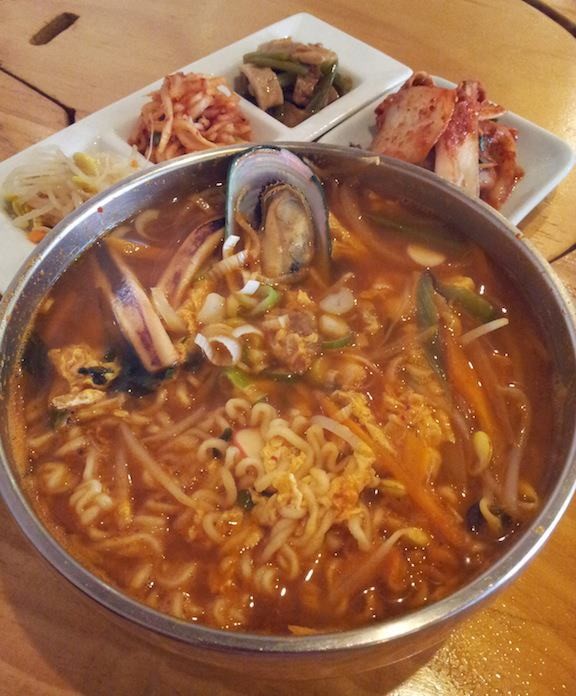 韓国料理・大使館代々木店の海鮮ラーメンでつ。ラーメンというと違和感を持つ人もいるので、韓国海鮮そばとか、海鮮コリア麺とかいう名称にすたらもっと人気が出ると思うニダ。　惜しいスミダ！　【2012年9月4日】