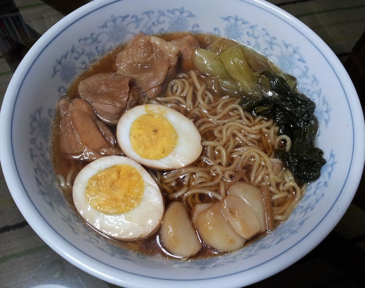 夜のおつまみ用に鶏と卵の煮たやつを作ったので、それを流用すてスタミナ鶏煮卵ラーメンを作った。インスタント麺がマルちゃんの正麺ではなく、明星の究麺だったのが今イチですた。やっぱ正麺だな。　【2013年11月17日】