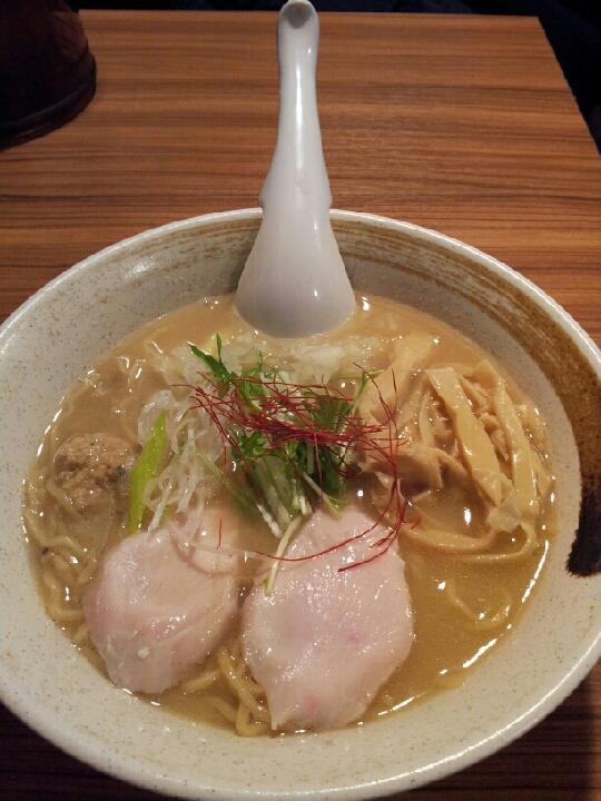 打ち合わせで新橋に来たので、食べログの１位店、麺屋武一で濃厚鶏白湯そば。かなり濃厚でつ。　【2013年2月8日】